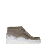 Clarks Stivaletti wallabee Uomo Camoscio Grigio Bianco
